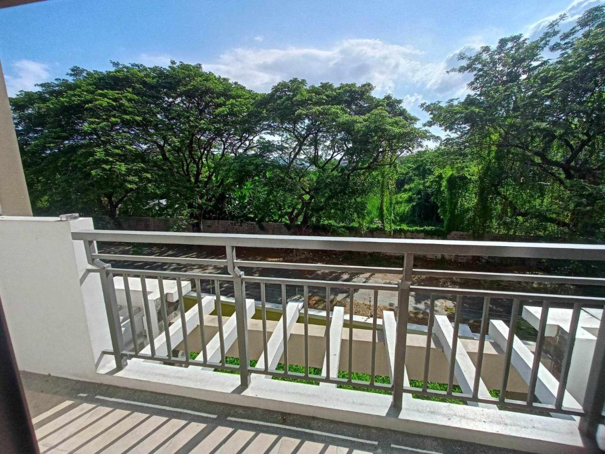Acacia Estates Taguig Aparthotel Manila Exterior photo